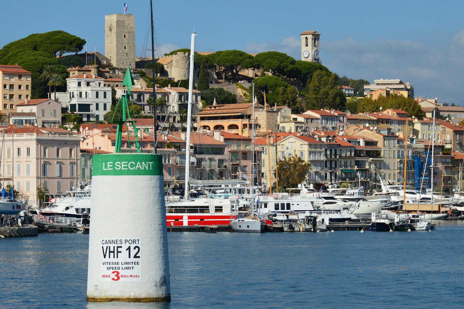 Marina de Cannes — yachts amarrés