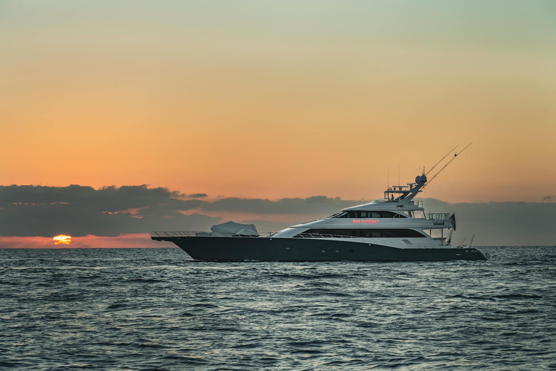 Yacht de luxe en navigation au coucher du soleil — chantier supervisé