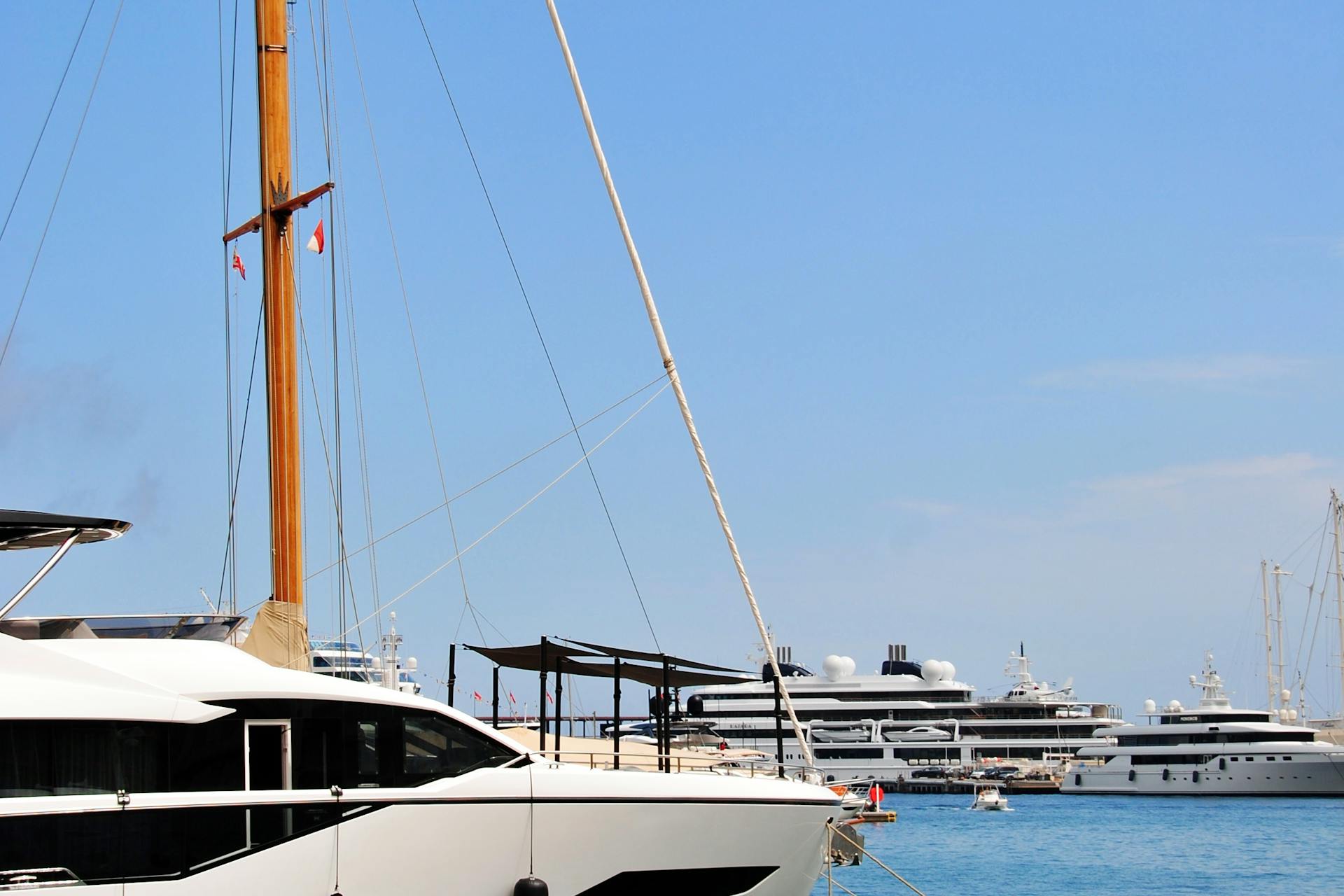 Yachts de luxe au port de Monte-Carlo, Monaco, à la tombée du jour