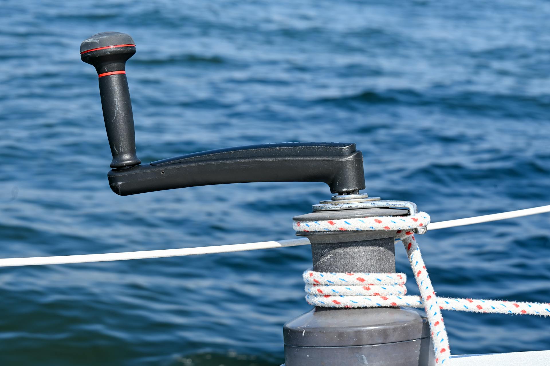 Winch inox sur pont de voilier