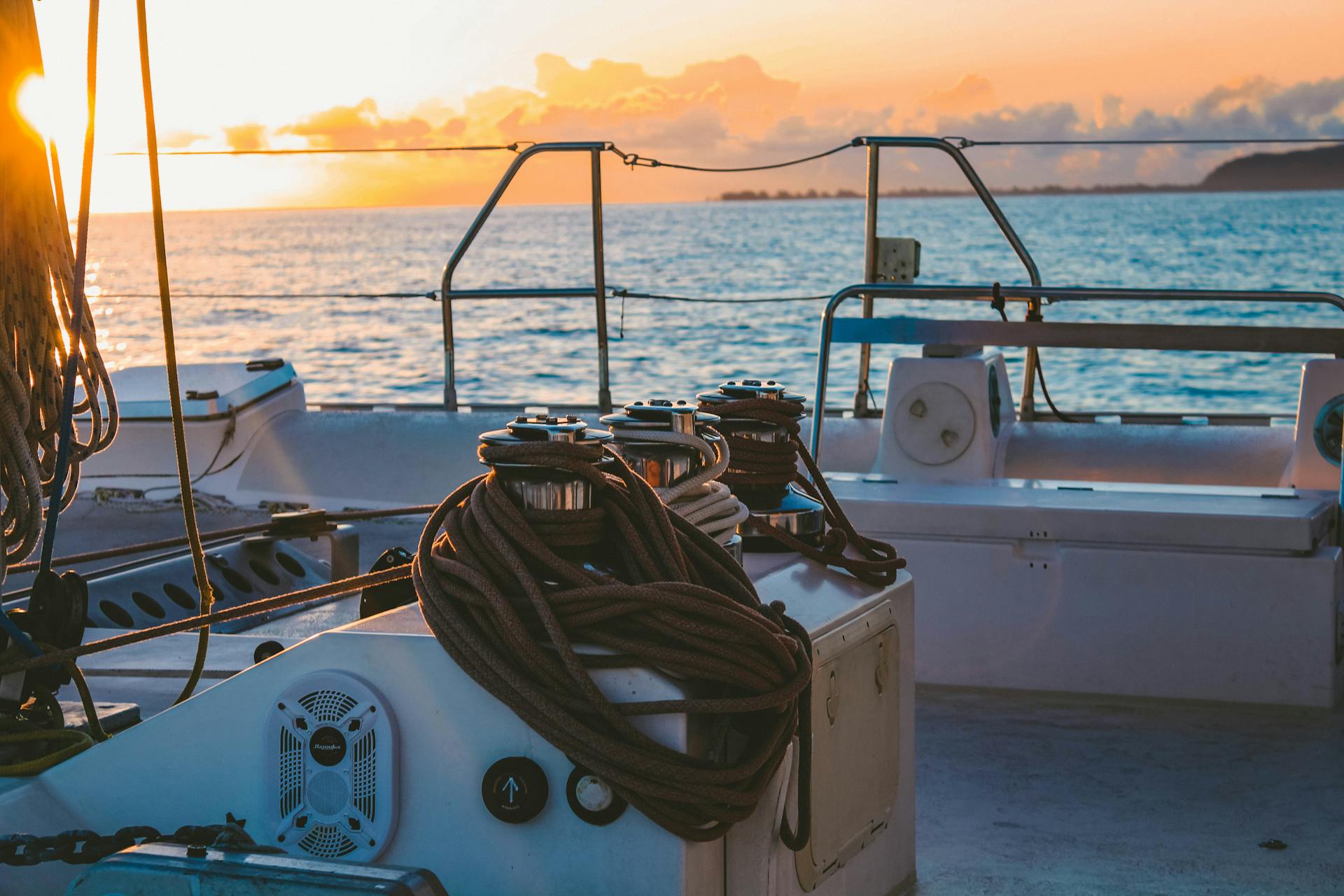 Pont d'un yacht au coucher de soleil — l'écrin que l'artisan entretient