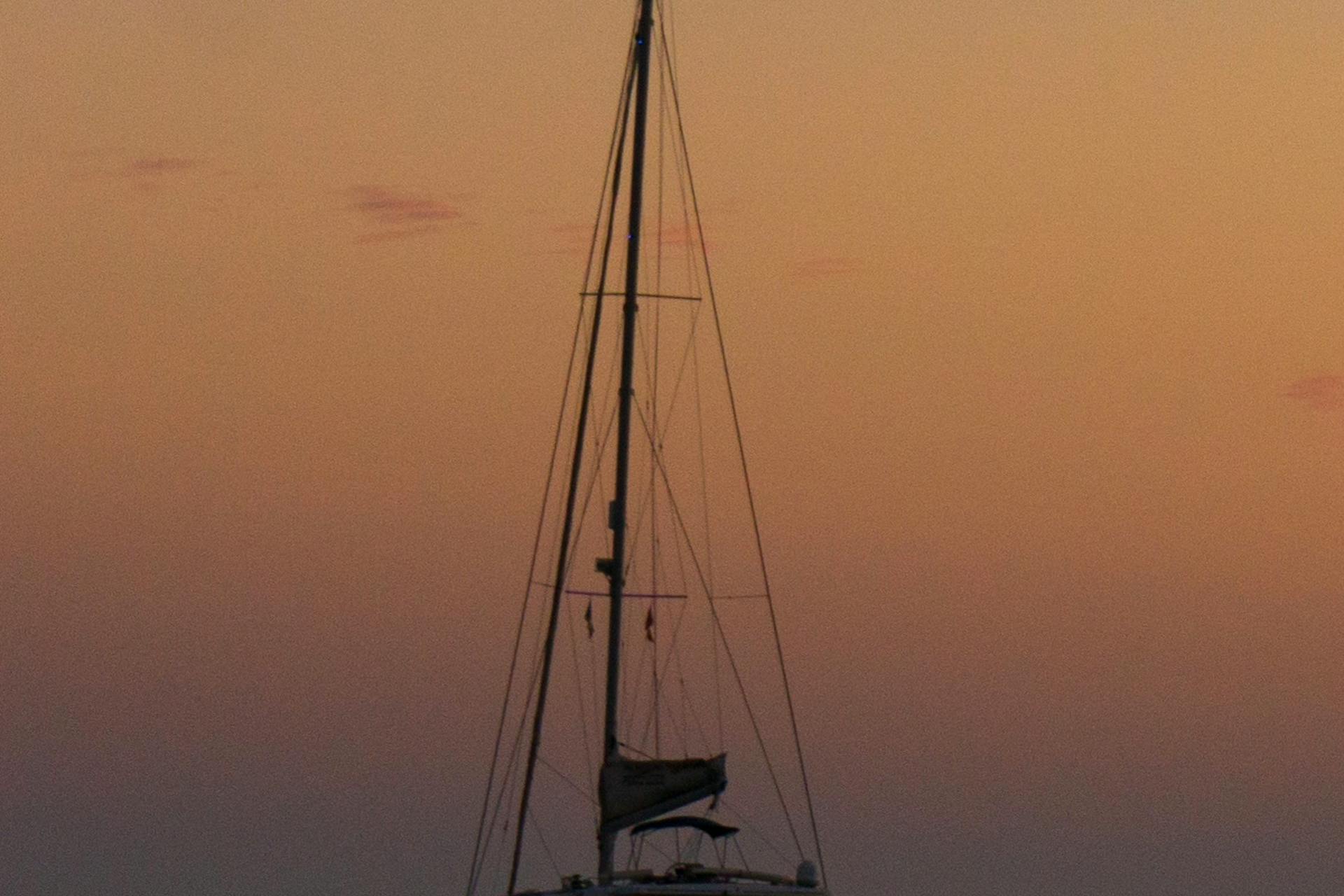 Voilier au coucher de soleil — entretien gréement