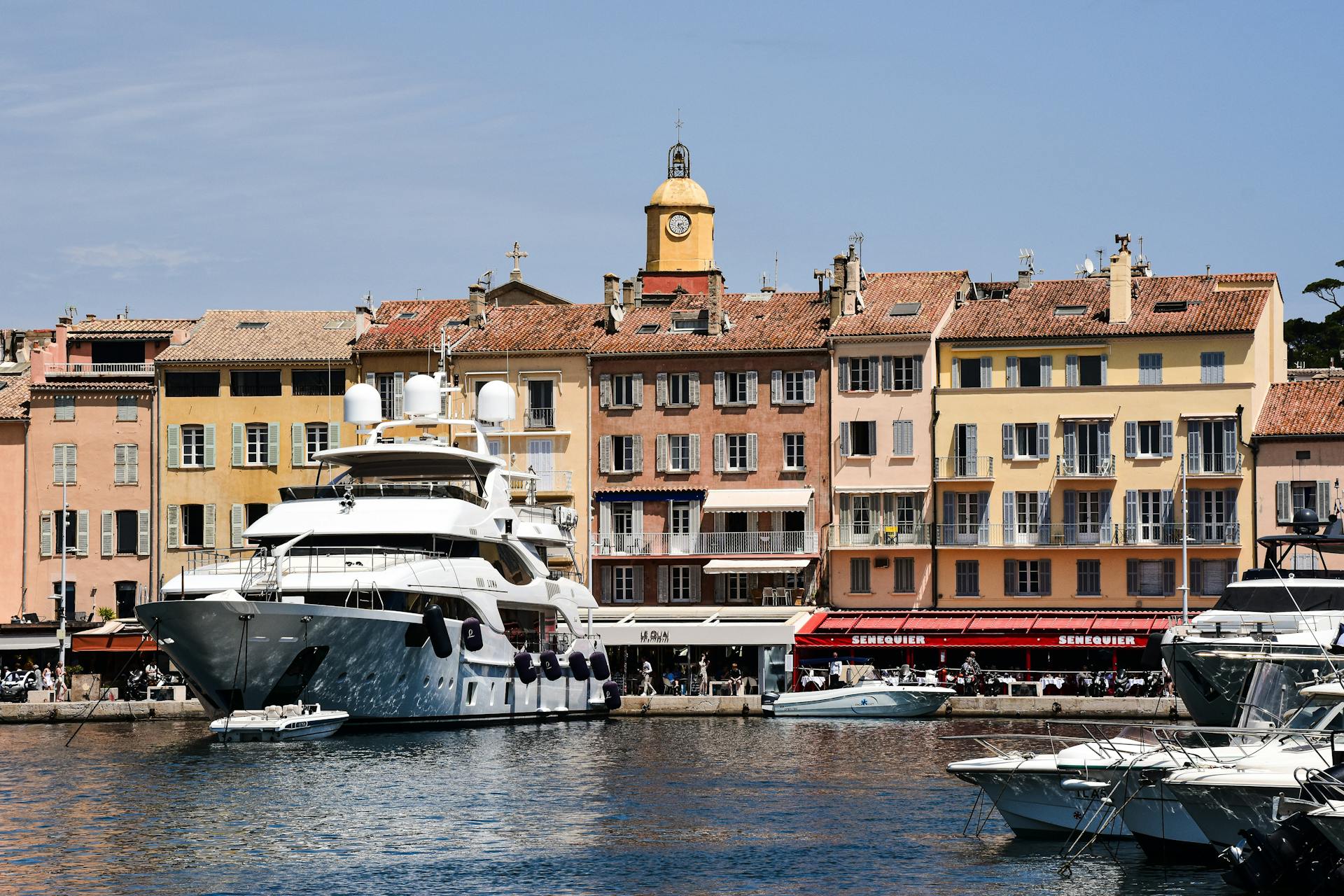 Yachts de luxe amarrés au port de Saint-Tropez